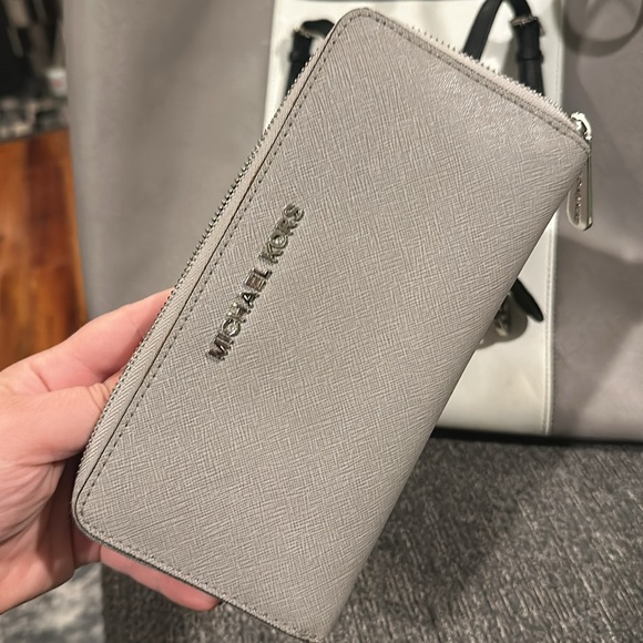 Michael Kors Jet Set Large Shoulder Tote - Picture 9 of 10